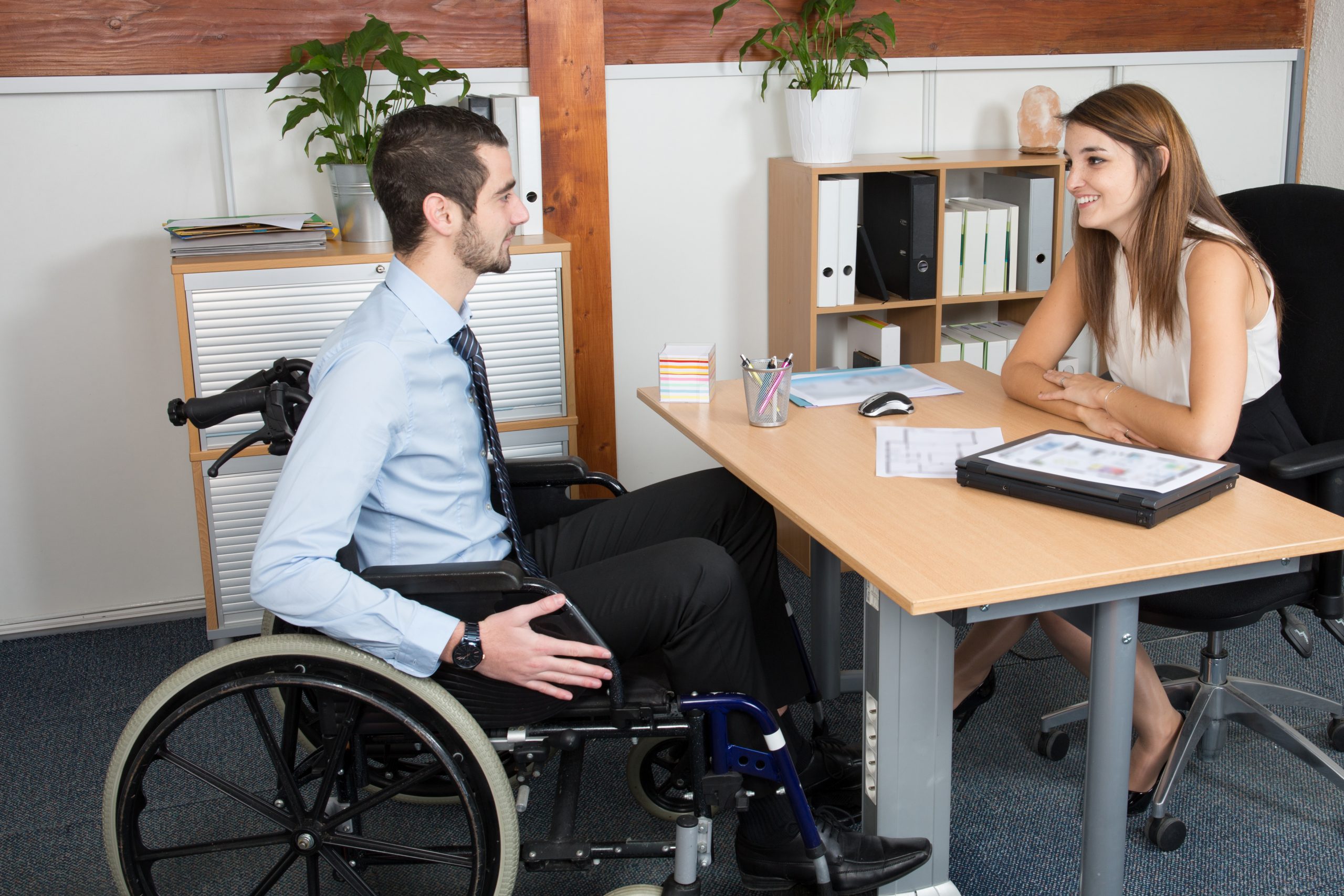 Инвалид 3 группы зрение. Инвалид. Инвалидов в офисе со своими работниками. Инвалид бизнесмен. Парень в инвалидной коляске в офисе.